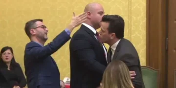 Braçe përplaset me Agron Shehajn: Boll po të them, qepe…