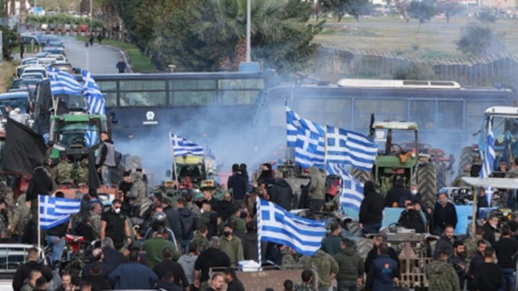 Fermerët grekë vijojnë protestat, bllokime rrugësh dhe kufijsh gjatë gjithë festave