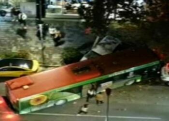 Biçikleta i pret rrugën/ Autobusi humb kontrollin dhe përplaset makinat e parkuara