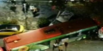 Biçikleta i pret rrugën/ Autobusi humb kontrollin dhe përplaset makinat e parkuara