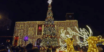 Qytetet në atmosferën e festave, ndizen dritat e pemëve të Krishtlindjes