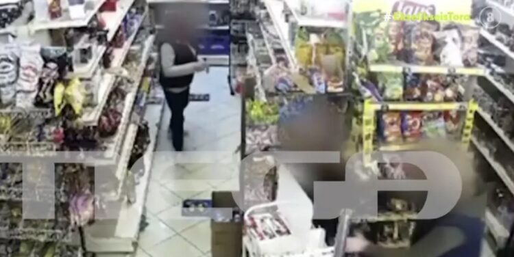 Shqiptari qëllon me thikë ish-gruan në Greqi, 50-vjeçarja shpëton duke…