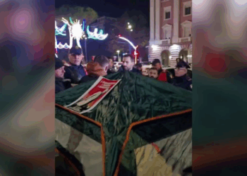 Përplasje mes policisë dhe Lapajt, hiqen tendat e vendosura përpara Kryeministrisë