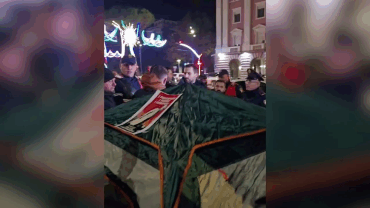 Përplasje mes policisë dhe Lapajt, hiqen tendat e vendosura përpara Kryeministrisë