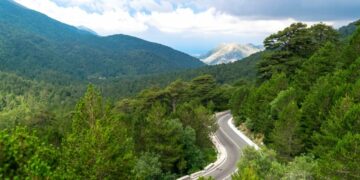 Gjendet një person i pajetë brenda një makine të djegur në Llogara