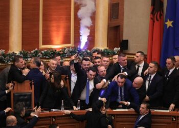 Deputetët e PD përleshen me Gardën, PS vijojn me votimin e rendit të ditës