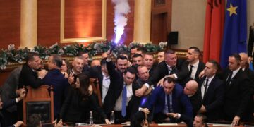 Deputetët e PD përleshen me Gardën, PS vijojn me votimin e rendit të ditës