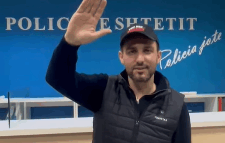 Lapaj shfaqet brenda Komisariatit të Policisë pas protestës: Më proceduan penalisht!