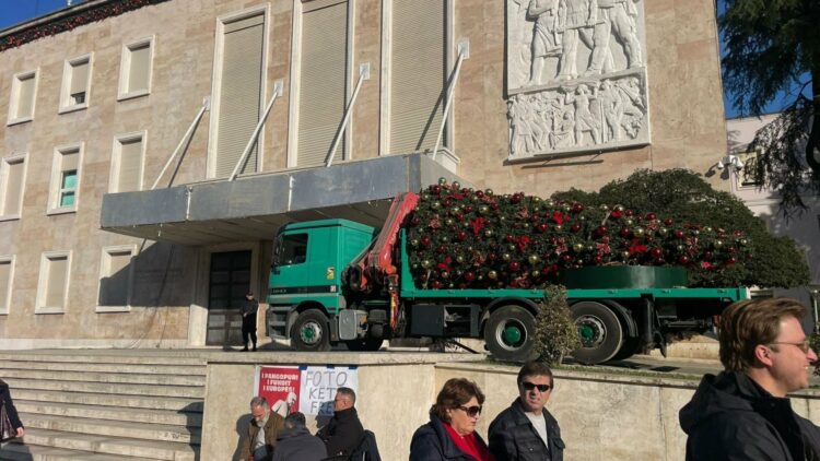 Protesta e PD në orën 18:00, hiqet pema e Krishtlindjeve para Kryeministrisë