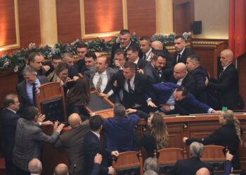 Kaosi në Kuvend, përjashtohen për 30 ditë 6 deputetë të PD