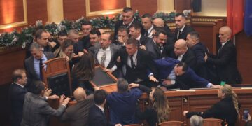 Kaosi në Kuvend, përjashtohen për 30 ditë 6 deputetë të PD