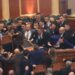 Kaosi në Kuvend, përjashtohen për 30 ditë 6 deputetë të PD