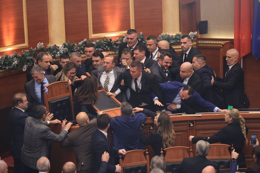 Kaosi në Kuvend, përjashtohen për 30 ditë 6 deputetë të PD