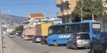 Unaza e Elbasanit “paralizohet” nga trafiku