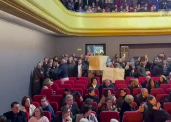 Protesta në Vlorë për mungesën e ujit/Qytetarët futen në teatër,bllokojnë dhe rrugët