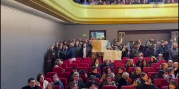 Protesta në Vlorë për mungesën e ujit/Qytetarët futen në teatër,bllokojnë dhe rrugët