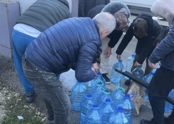 Katër ditë pa ujë, qytetarët e Vlorës dynden te burimi i Ujit të Ftohtë