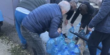 Katër ditë pa ujë, qytetarët e Vlorës dynden te burimi i Ujit të Ftohtë