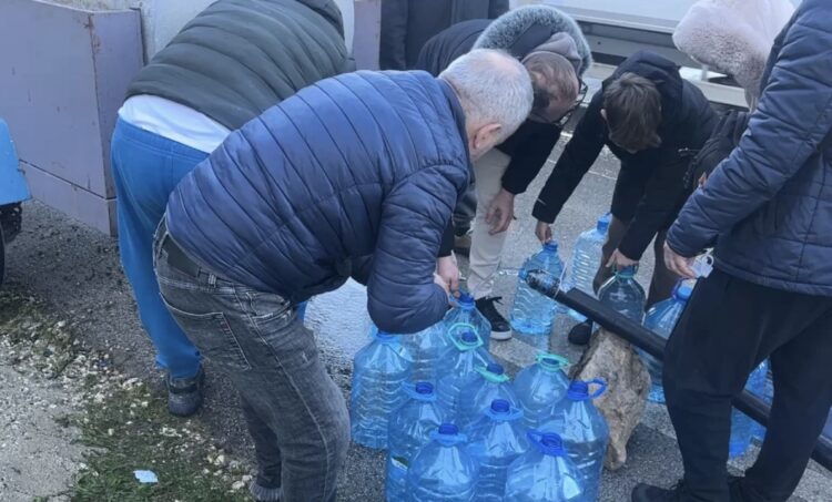 Katër ditë pa ujë, qytetarët e Vlorës dynden te burimi i Ujit të Ftohtë