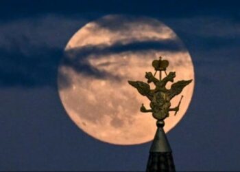 Rusia synon të ndërtojë një central bërthamor në Hënë