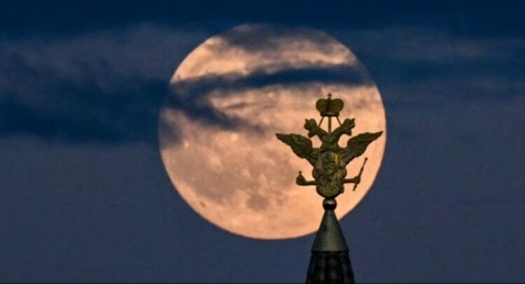 Rusia synon të ndërtojë një central bërthamor në Hënë