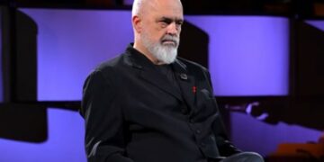 Rama tregon liritë që ka “humbur” nga politika.Fevziu i kujton foton nudo nga plazhi