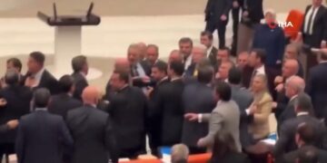 VIDEO/ Deputetët sherr me grushte në Parlamentin e Turqisë