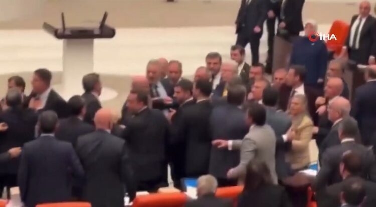 VIDEO/ Deputetët sherr me grushte në Parlamentin e Turqisë