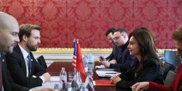 Spiropali takohet me Zyrtarin e Lartë të DASH: Thellim i bashkëpunimit me SHBA