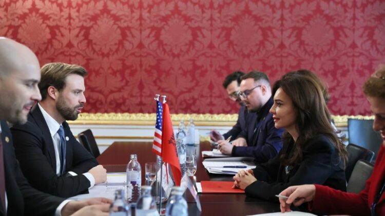 Spiropali takohet me Zyrtarin e Lartë të DASH: Thellim i bashkëpunimit me SHBA