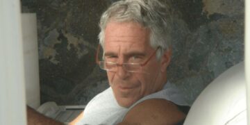 Kush dhe çfarë përfshihet në dosjet Epstein?