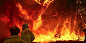 Australia në flakë, regjistrohet viktima e parë dhe mbi 90 vatra zjarri