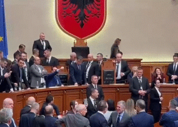 Kuvend/ Ende pa nisur seanca, deputetët e PD zënë vendet e ministrave në sallë