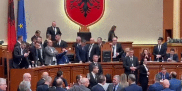 Kuvend/ Ende pa nisur seanca, deputetët e PD zënë vendet e ministrave në sallë