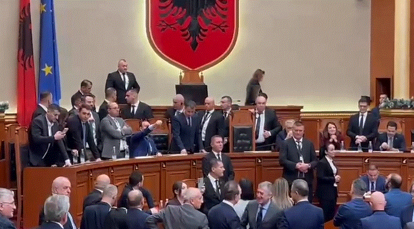 Kuvend/ Ende pa nisur seanca, deputetët e PD zënë vendet e ministrave në sallë