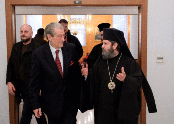 Berisha uron besimtarët shqiptarë për festën e Krishtlindjes:Le të festojmë me besim