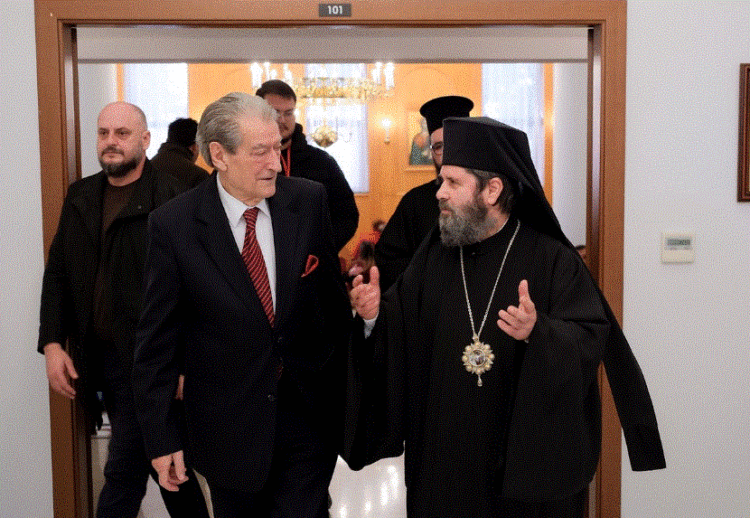 Berisha uron besimtarët shqiptarë për festën e Krishtlindjes:Le të festojmë me besim