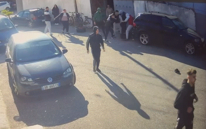 Sherri mes adoleshentëve në Shkodër, njëri qëllon edhe me thikë