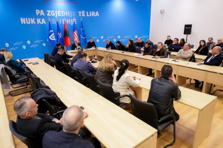 “Fjalën gënjen tërhiqe”, debate mes kreut të PD dhe Ervin Salianjit