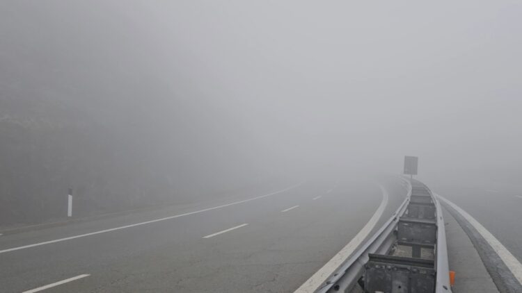 Mjegulla bllokon Rrugën e Kombit, Policia apel shoferëve: Bëni kujdes