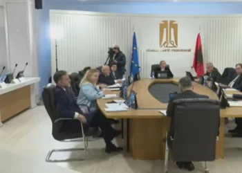 “Nëse vij në zyrën tënde për çështje…”/ Xholi anëtares së KLP:Do të sajdisja me kafe