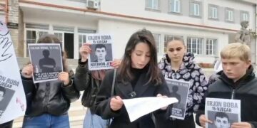 Vrasja e 15-vjeçarit, bashkëmoshatarët protestë paqësore në Bulqizë