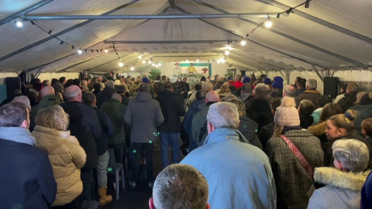 Protestë dhe festë, fermerët francezë ndjekin meshën e Krishtlindjes në rrugë