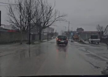 Reshjet e shiut në Kukës/ Përmbyten rrugë dhe lagje në qytet, banorët të izoluar