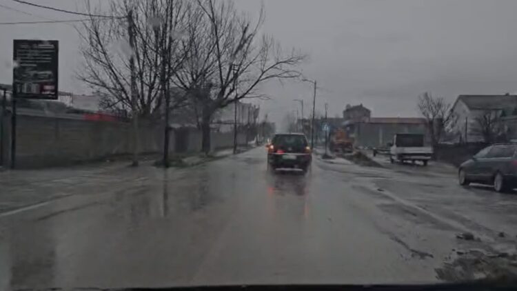 Reshjet e shiut në Kukës/ Përmbyten rrugë dhe lagje në qytet, banorët të izoluar