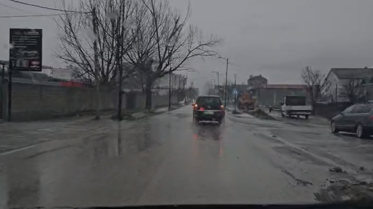 Reshjet e shiut në Kukës/ Përmbyten rrugë dhe lagje në qytet, banorët të izoluar