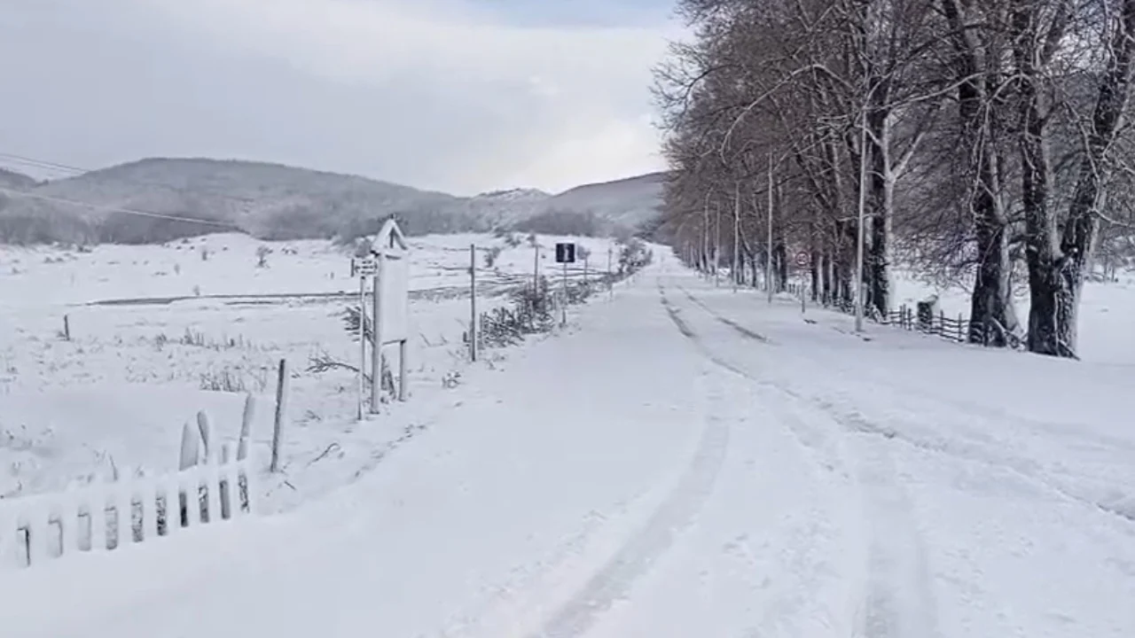 Dëbora bllokon rrugën Librazhd Peshkopi  asnjë masë për pastrimin e rrugës