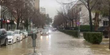 Biznese dhe banesa të përmbytura, Rama bën ironi: Pse s’më fajëson mua edhe Italia