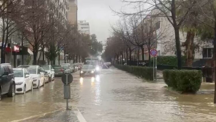 Biznese dhe banesa të përmbytura, Rama bën ironi: Pse s’më fajëson mua edhe Italia