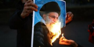 “Oligarkët” e Teheranit, kush e qeveris realisht Iranin?